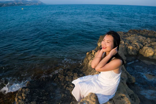 Vacaciones Estilo Vida Retrato Joven Mujer Asiática Junto Mar Feliz — Foto de Stock