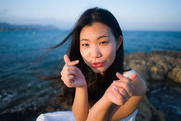 Молодая Азиатка Синего Моря Счастливая Красивая Корейская Девушка Наслаждается Отпуском — стоковое фото