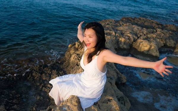 Joven Mujer Asiática Por Mar Azul Feliz Hermosa Chica China — Foto de Stock