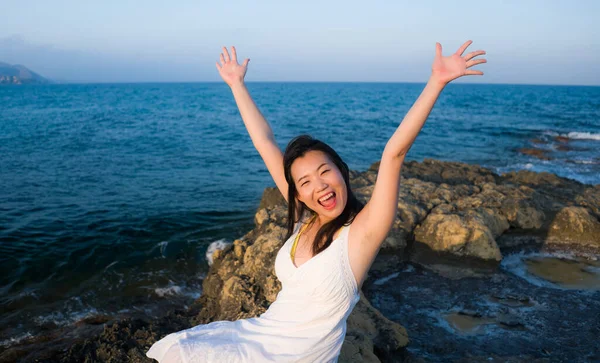 Joven Mujer Asiática Por Mar Azul Feliz Hermosa Chica China — Foto de Stock