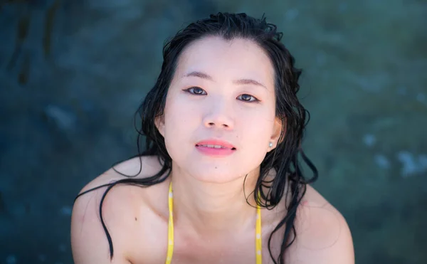Летний Образ Жизни Портрет Молодой Привлекательной Счастливой Азиатки Купающейся Море — стоковое фото