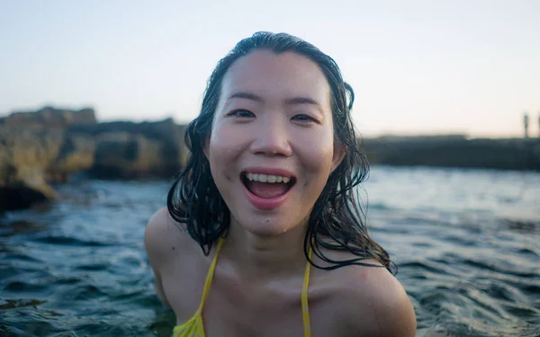 바다에서 수영하고 아시아 여성의 비키니를 휴일을 즐기고 아름다운 — 스톡 사진