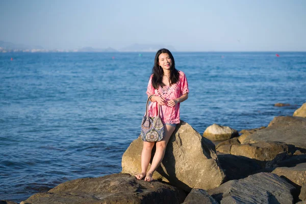 Estilo Vida Verão Retrato Jovem Bela Feliz Mulher Asiática Praia — Fotografia de Stock