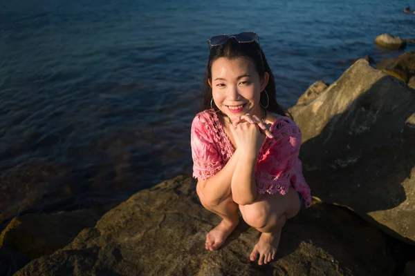 快乐的亚洲女子在海滩上的夏季生活方式肖像 迷人的韩国姑娘在海滨享受海滨岩石悬崖度假之旅 — 图库照片