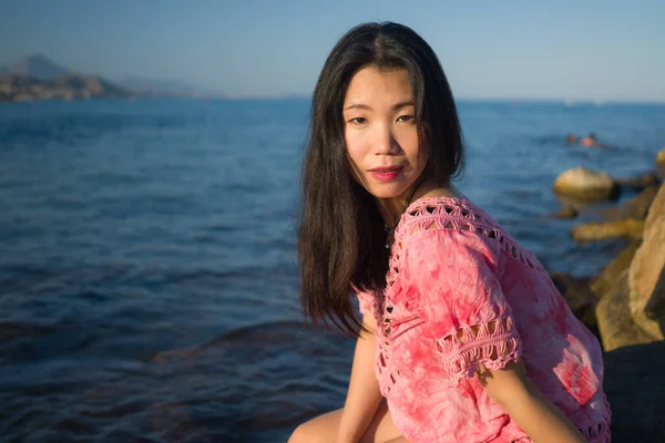 Estilo Vida Verano Retrato Joven Hermosa Feliz Mujer Asiática Playa —  Fotos de Stock