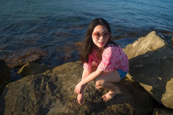 Estilo Vida Verão Retrato Jovem Bela Feliz Mulher Asiática Praia — Fotografia de Stock