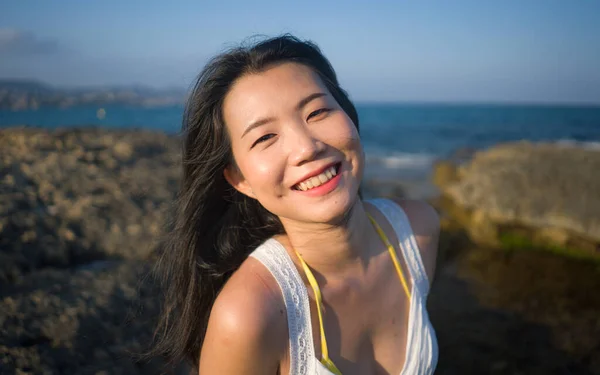 Estilo Vida Verano Retrato Joven Hermosa Feliz Mujer Asiática Playa —  Fotos de Stock