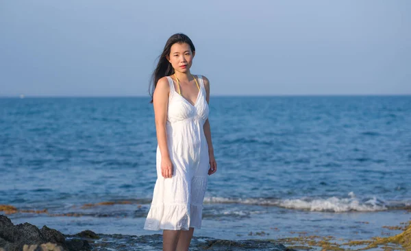해변에 매력적 해변에서 휴가를 즐기고 모습의 아름답고 아시아 여성의 — 스톡 사진
