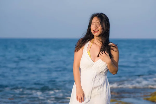 Estilo Vida Verano Retrato Joven Hermosa Feliz Mujer Asiática Playa — Foto de Stock