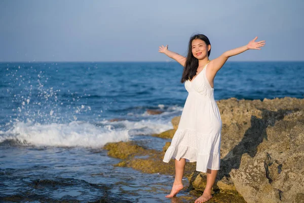 Estilo Vida Verão Retrato Jovem Bela Feliz Mulher Asiática Praia — Fotografia de Stock