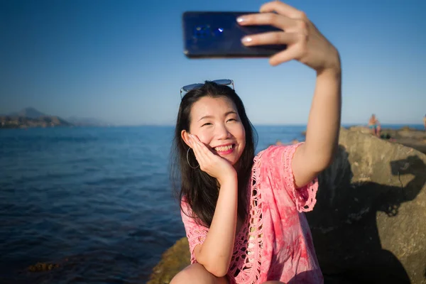 Joven Feliz Hermosa Mujer Asiática Tomando Selfie Con Teléfono Móvil — Foto de Stock