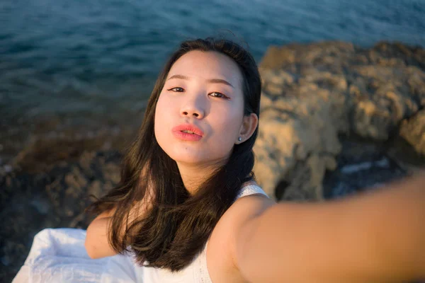 Jovem Feliz Bonita Mulher Asiática Tomando Selfie Com Telefone Celular — Fotografia de Stock