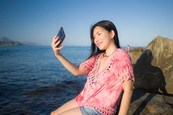 Joven Feliz Hermosa Mujer Asiática Tomando Selfie Con Teléfono Móvil — Foto de Stock