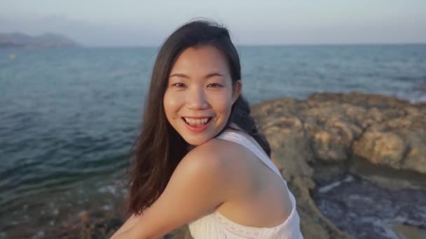 Summer Lifestyle Portrait Young Beautiful Happy Asian Woman Beach Attractive — Vídeo de Stock