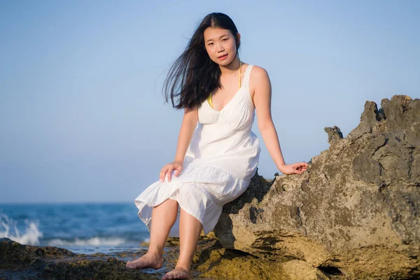 Nuori Onnellinen Kaunis Aasialainen Nainen Meren Rannalla Houkutteleva Kiinalainen Tyttö — kuvapankkivalokuva