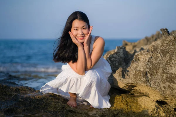 Молодая Счастливая Красивая Азиатская Женщина Моря Привлекательная Китайская Девушка Белом — стоковое фото