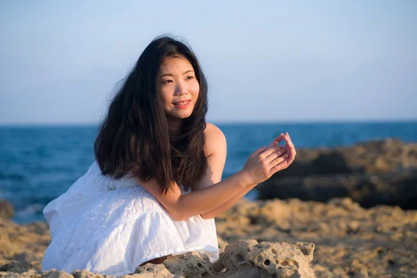 Молодая Счастливая Красивая Азиатская Женщина Моря Привлекательная Корейская Девушка Весело — стоковое фото