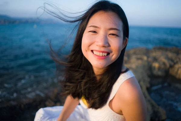 Молодая Счастливая Красивая Азиатская Женщина Моря Привлекательная Корейская Девушка Весело — стоковое фото