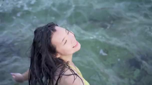 Літній Стиль Життя Молодої Привабливої Щасливої Азійської Жінки Плаває Морі — стокове відео