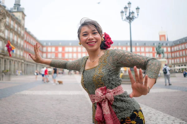 Joven Mujer Asiática Feliz Hermosa Vistiendo Vestido Tradicional Kebaya Balinés — Foto de Stock