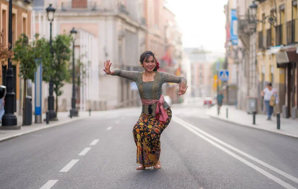 Joven Mujer Asiática Feliz Hermosa Vistiendo Vestido Tradicional Kebaya Balinés — Foto de Stock