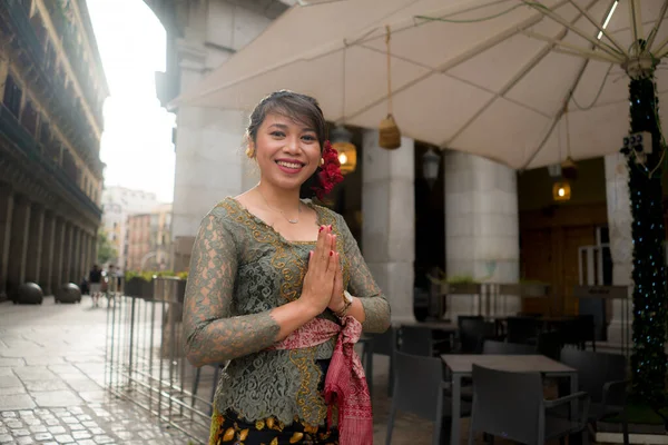 발리의 전통적 케바야 행복하고 아름다운 아시아 유럽을 여행하는 인도네시아 — 스톡 사진
