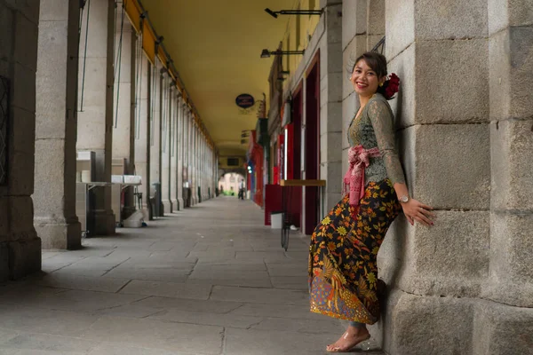 Jong Gelukkig Mooi Aziatisch Vrouw Dragen Traditionele Balinese Kebaya Jurk — Stockfoto