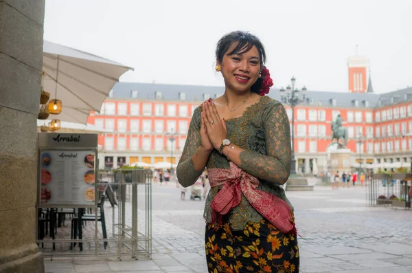 Joven Mujer Asiática Feliz Hermosa Vistiendo Vestido Tradicional Kebaya Balinés — Foto de Stock