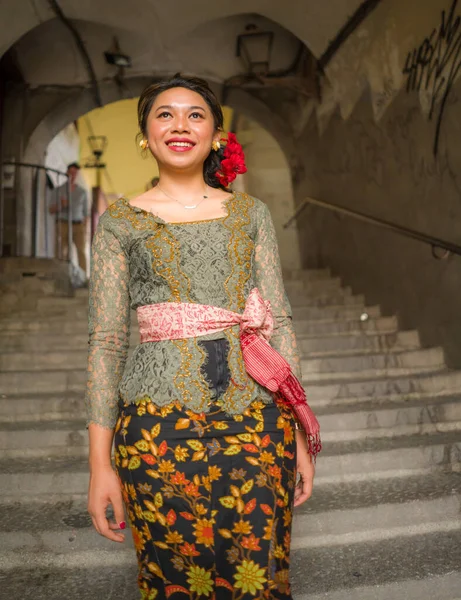 Joven Mujer Asiática Feliz Hermosa Vistiendo Vestido Tradicional Kebaya Balinés —  Fotos de Stock