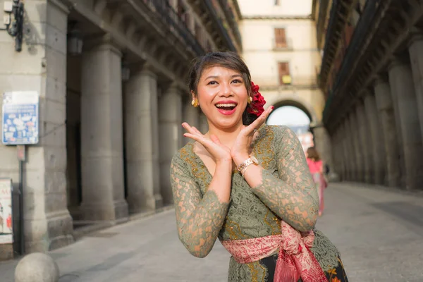 Joven Mujer Asiática Feliz Hermosa Vistiendo Vestido Tradicional Kebaya Balinés — Foto de Stock