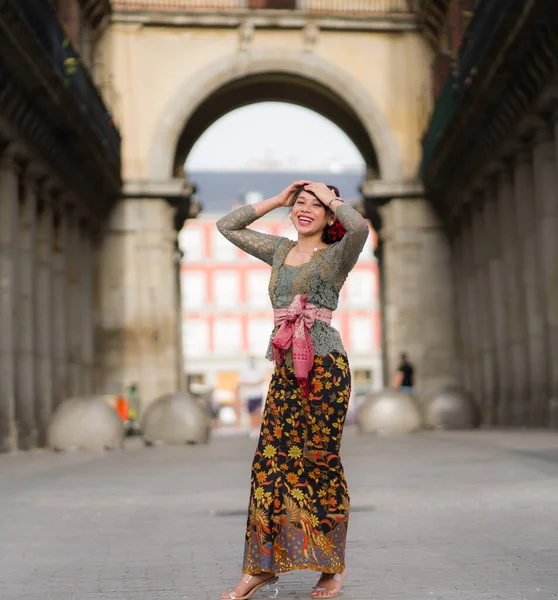 Joven Mujer Asiática Feliz Hermosa Vistiendo Vestido Tradicional Kebaya Balinés — Foto de Stock