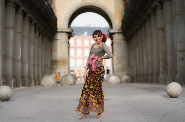 발리의 전통적 케바야 행복하고 아름다운 아시아 유럽을 여행하는 인도네시아 — 스톡 사진