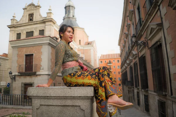 Jovem Mulher Asiática Feliz Bonita Vestindo Vestido Tradicional Kebaya Balinês — Fotografia de Stock