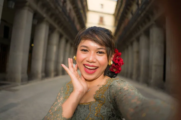 Joven Mujer Asiática Feliz Hermosa Vistiendo Vestido Tradicional Kebaya Balinés —  Fotos de Stock