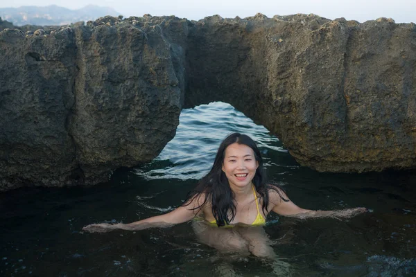 迷人的亚洲女人在海里 无忧无虑的日本女孩在美丽的热带岛屿度过暑假 在水里嬉戏 — 图库照片