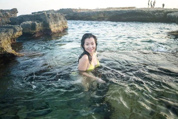 迷人的亚洲女人在海里 一个快乐 无忧无虑的韩国女孩在美丽的热带岛屿度过暑假 在水里嬉戏 — 图库照片