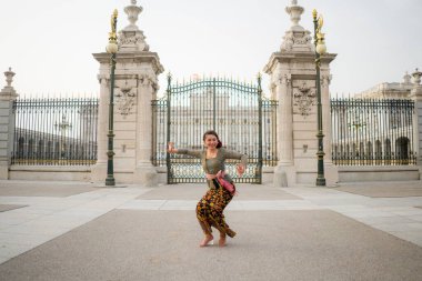 Bali 'li genç mutlu Endonezyalı kadın Avrupa' da tatil yapıyor. Çekici ve neşeli Balili turist kız şehirde geleneksel kıyafetleriyle turneye çıkıyor ve tatilin tadını çıkarıyor.