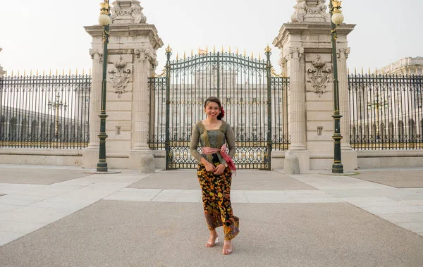 Bali 'li genç mutlu Endonezyalı kadın Avrupa' da tatil yapıyor. Çekici ve neşeli Balili turist kız şehirde geleneksel kıyafetleriyle turneye çıkıyor ve tatilin tadını çıkarıyor.