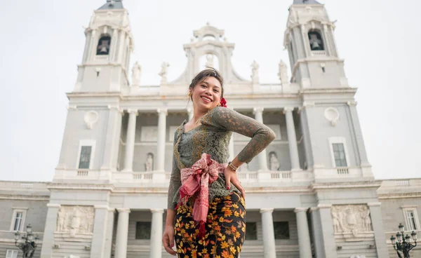 Νεαρή Ευτυχισμένη Ινδονησιακή Γυναίκα Από Μπαλί Που Κάνει Διακοπές Στην — Φωτογραφία Αρχείου