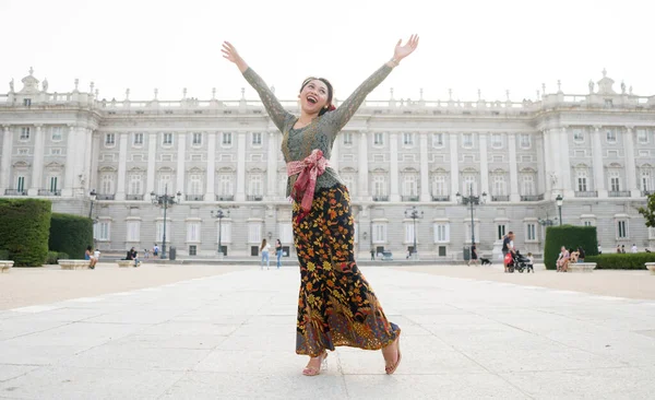 Joven Mujer Indonesia Feliz Bali Tener Vacaciones Europa Hermosa Alegre — Foto de Stock