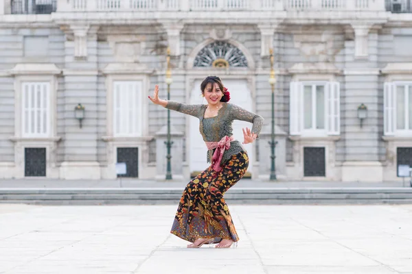 Joven Mujer Indonesia Feliz Bali Teniendo Vacaciones Europa Hermosa Exótica — Foto de Stock