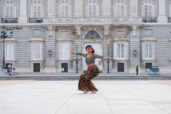 Νεαρή Ευτυχισμένη Ινδονησιακή Γυναίκα Από Μπαλί Έχοντας Διακοπές Στην Ευρώπη — Φωτογραφία Αρχείου