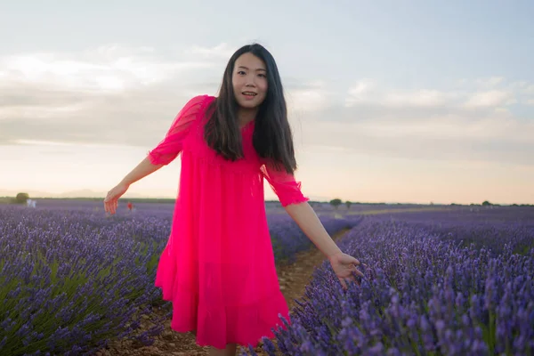 Joven Feliz Hermosa Mujer China Asiática Vestido Verano Disfrutando Naturaleza — Foto de Stock