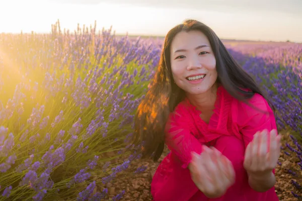 Jovem Feliz Bonita Asiática Japonesa Mulher Vestido Verão Desfrutando Livre — Fotografia de Stock