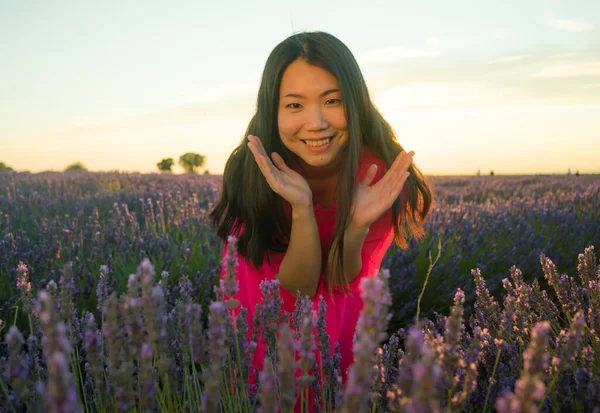 Jovem Feliz Bonita Mulher Coreana Asiática Vestido Verão Desfrutando Livre — Fotografia de Stock