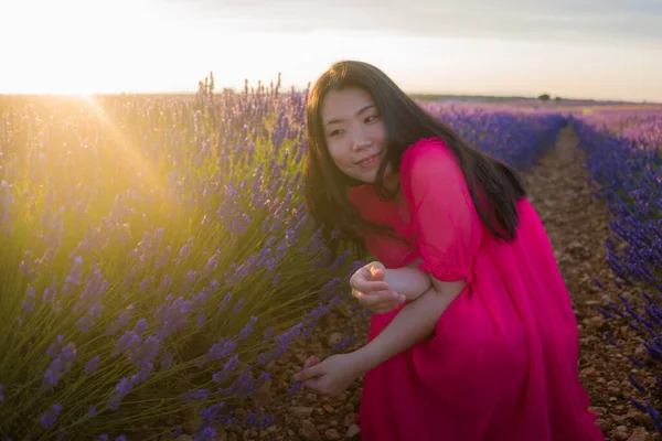 여름옷을 행복하고 아름다운 아시아인 로맨틱하고 스러운 보라색 라벤더 자연의 아름다움 — 스톡 사진