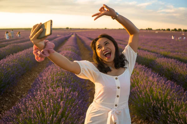 Livre Retrato Romântico Jovem Mulher Feliz Atraente Vestido Verão Branco — Fotografia de Stock