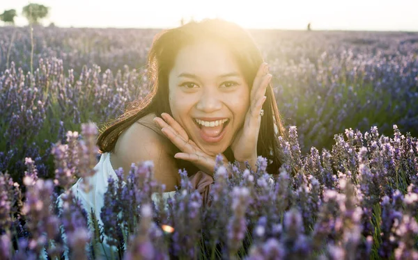 Livre Retrato Romântico Jovem Mulher Feliz Atraente Vestido Verão Branco — Fotografia de Stock