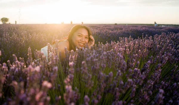 Livre Retrato Romântico Jovem Mulher Feliz Atraente Vestido Verão Branco — Fotografia de Stock