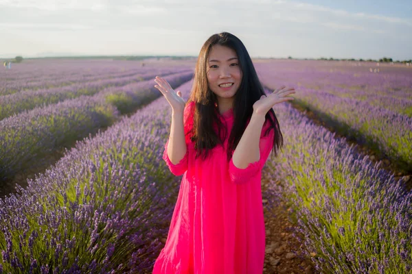 라벤더 밭에서 야외에 아시아 자홍색의 행복하고 아름다운 여자가 보라색 초원에서 — 스톡 사진